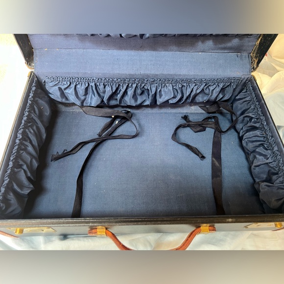 Gorgeous 💙🤎 Vintage Navy Leather Trimmed Trim Suitcase Navy Silk Lining KEY!! - Picture 11 of 15